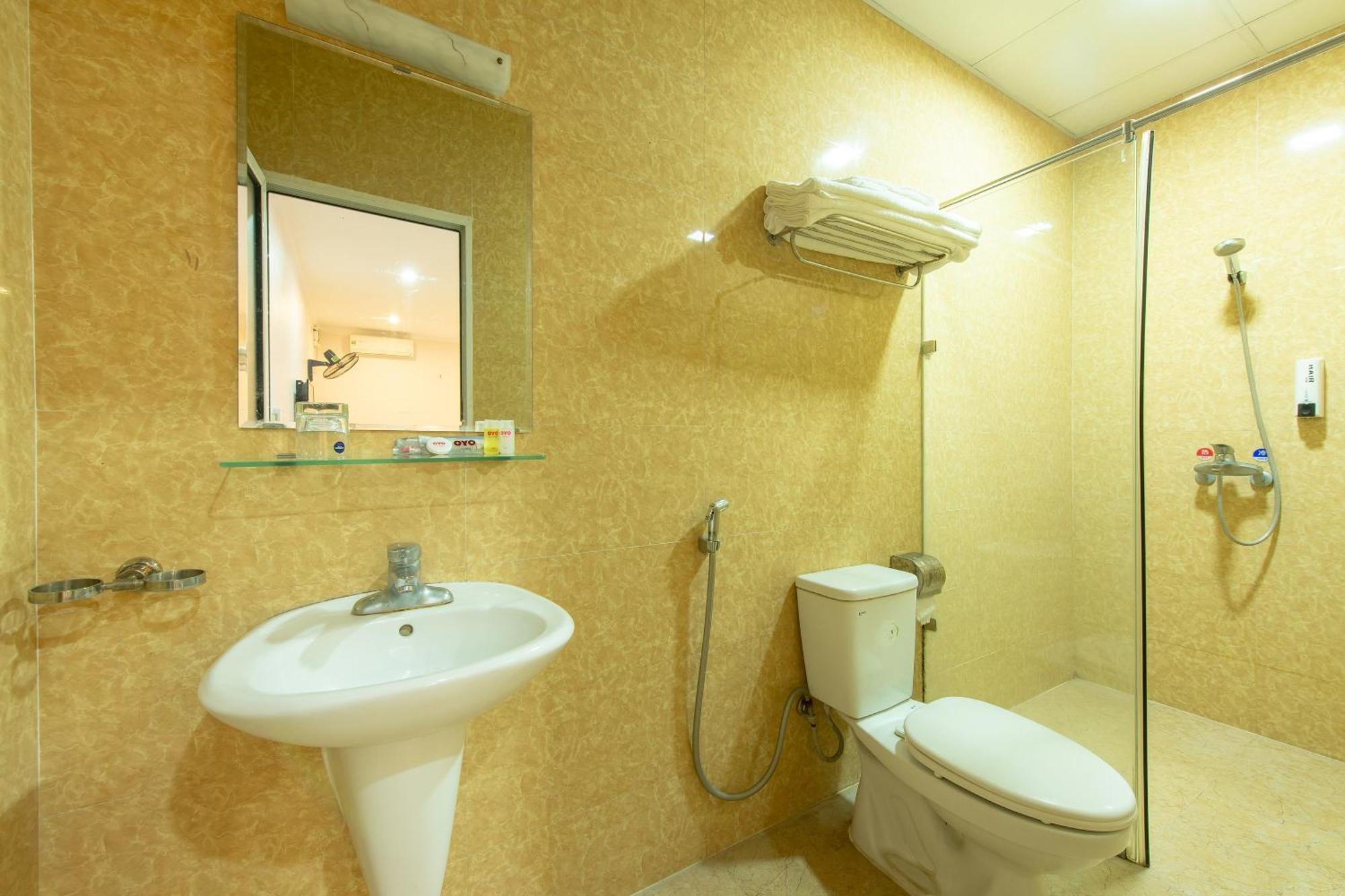 Capital O 417 Truong Son Hotel هانوي المظهر الخارجي الصورة